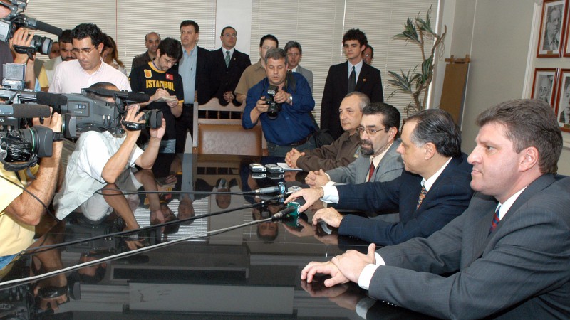 O governador do Estado em exercício, Antônio Hohlfeldt, em audiência com o presidente do Esporte Clube Internacional, Fernando Carvalho, reitera pedido de desculpas à torcida colorada e informa sobre as providências que serão tomadas,visando dar garantias