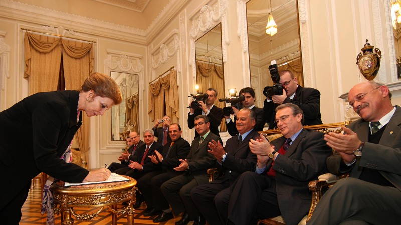 A governadora Yeda Crusius durante a solenidade de assinatura do convênio entre o Estado e a Fundação Universidade Federal do Rio Grande(Furg).