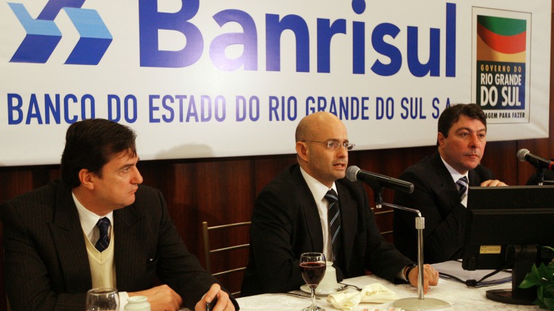 O secretário da Fazenda, Aod Cunha, o presidente do Banrisul, Fernando Lemos(d) e o vice-presidente do Banrisul, Rubens Bordini, durante divulgação do balanço do Banrisul.