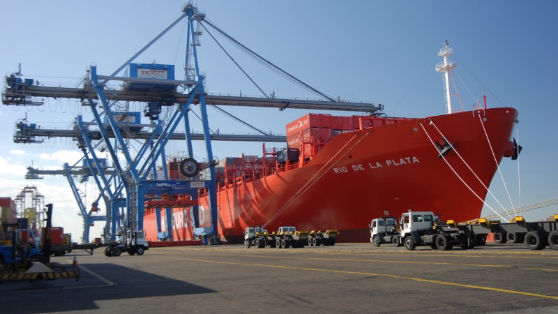 O Porto do Rio Grande recebeu, nesta quinta-feira (8), às 8h30min, o navio Rio de La Plata, de bandeira alemã, o maior navio porta-contêiner em operação na costa brasileira e o maior da categoria a operar em Rio Grande. A embarcação está destacada para