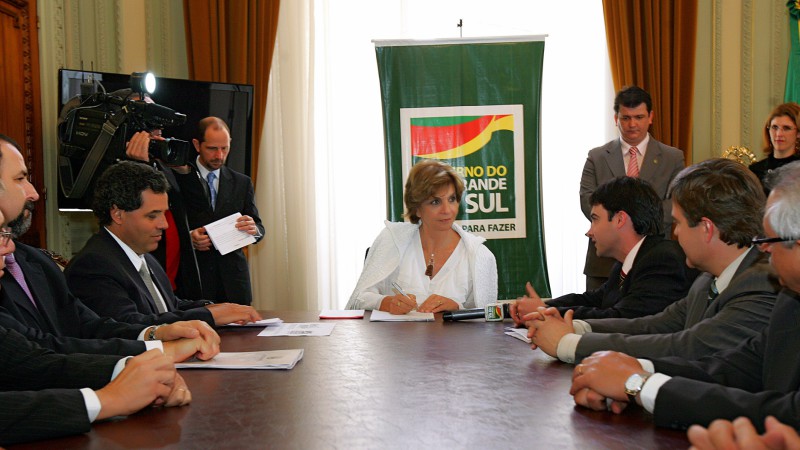 A governadora Yeda Crusius, em audiência com o presidente da empresa Oi de telecomunicações, Luiz Eduardo Falco e demais representantes da Empresa.