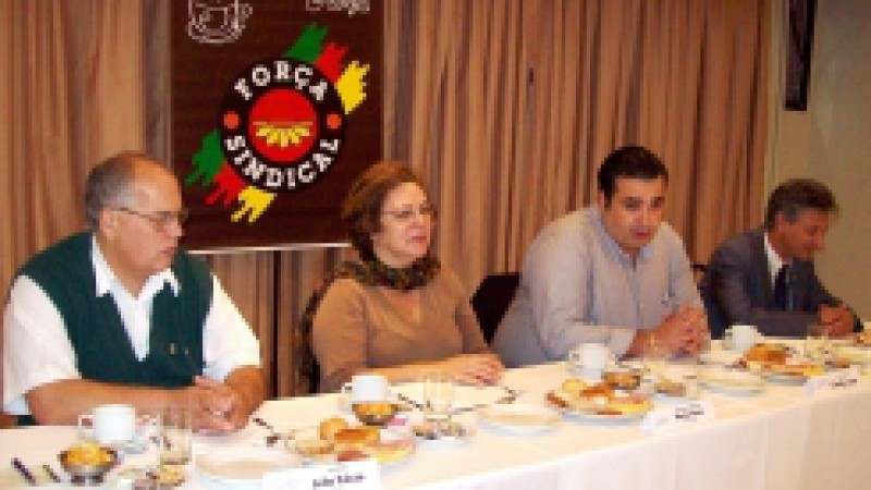 Para ampliar o debate sobre a reforma no plano de carreira do magistério, a secretária da Educação, Mariza Abreu, participou nesta terça-feira (12), de café da manhã com representantes da Força Sindical. O encontro, ocorreu no Grande Hotel, em Porto