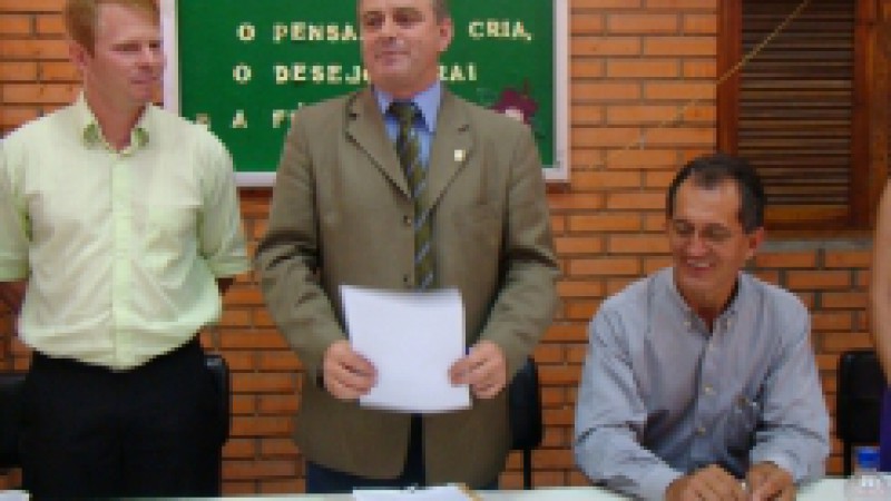 A preocupação de alunos e funcionários com as condições do telhado do Colégio Ângelo Mônaco, em Fagundes Varela, tem data para terminar. O secretário de Obras Públicas, José Carlos Breda, assinou na manhã de sábado(14), ordem de início para reformas de