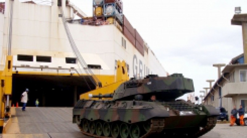 O Porto Novo de Rio Grande iniciou, nesta sexta-feira (7), o desembarque de 29 tanques de guerra, três Sistemas Automáticos de Controle de Tiro, duas Torres Didáticas e três contêineres, contendo equipamentos, ferramentas e manuais de Carros de Combate.