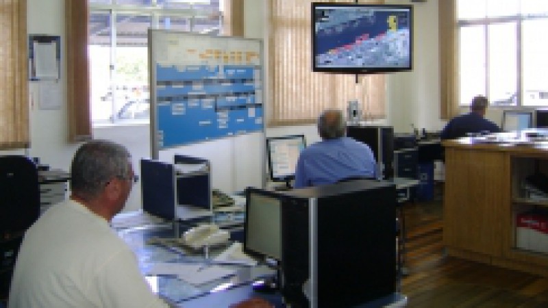 O Setor de Operação e Fiscalização do Porto do Rio Grande, responsável pela programação dos navios que operam no porto rio-grandino, acaba de ganhar um novo sistema informatizado, que inclui a instalação no setor de um painel digital, composto por uma TV