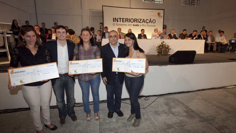 Programa de microcrédito entrega durante a interiorização, cheques a os três primeiros tomadores de empréstimo. Nilzete Catarina dos Santos comerciante, Alex Sandro Osório produtor rural, e a costureira Angélica Rosa Luiz. Os secretários Mauricio