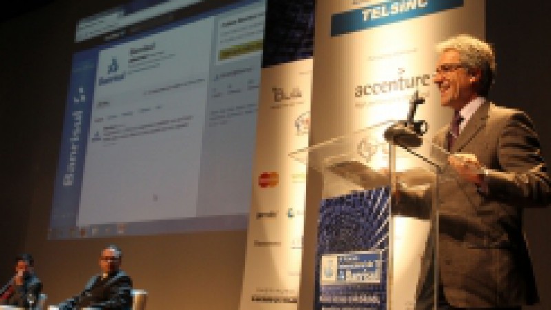 Na abertura do 4° Fórum Internacional de TI Banrisul, realizada nesta tarça-feira (31), no Teatro do Bourbon Country, na Capital, o presidente da instituição, Túlio Zamin, lançou o twitter oficial do Banco. Conectado à nova ferramenta de relacionamento,