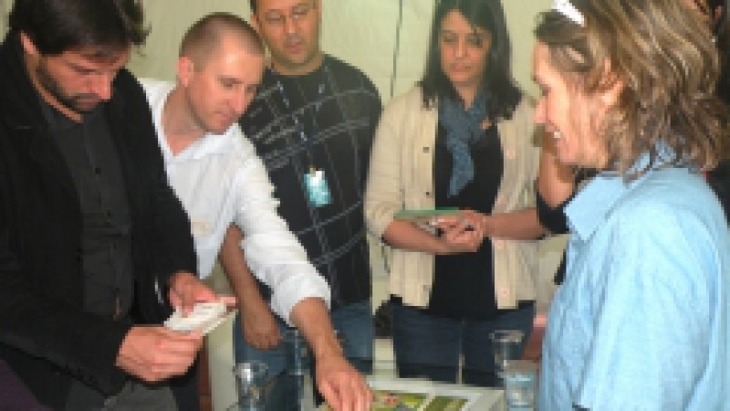 O Programa Sementes Banrisul promoveu, nesta terça-feira (23), no Centro Administrativo Fernando Ferrari (CAFF), em Porto Alegre, uma oficina sobre o plantio e cultivo de hortas em apartamentos. A iniciativa faz parte da programação da Semana do Servidor