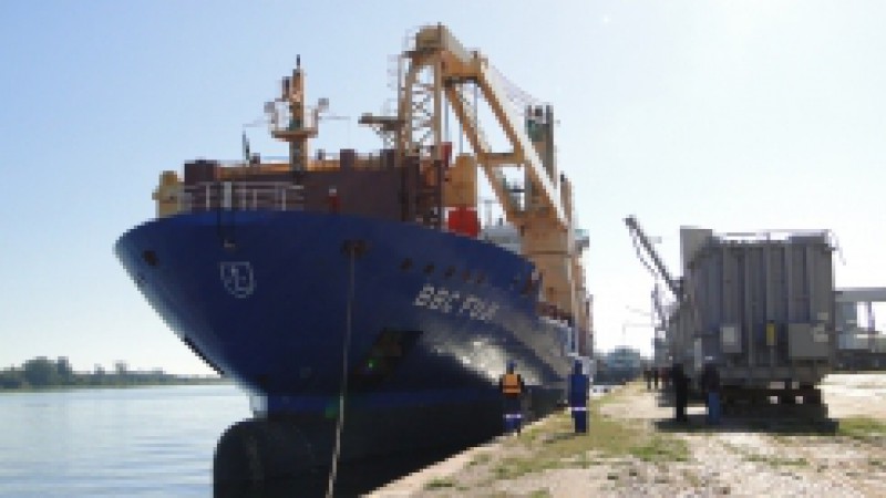 O Porto de Porto Alegre recebeu, nesta segunda-feira (14), o navio mercante BBC Fuji. A embarcação, de bandeira alemã, será carregada com três transformadores produzidos em uma empresa de Canoas. Os equipamentos, que juntos pesam 387 toneladas, serão