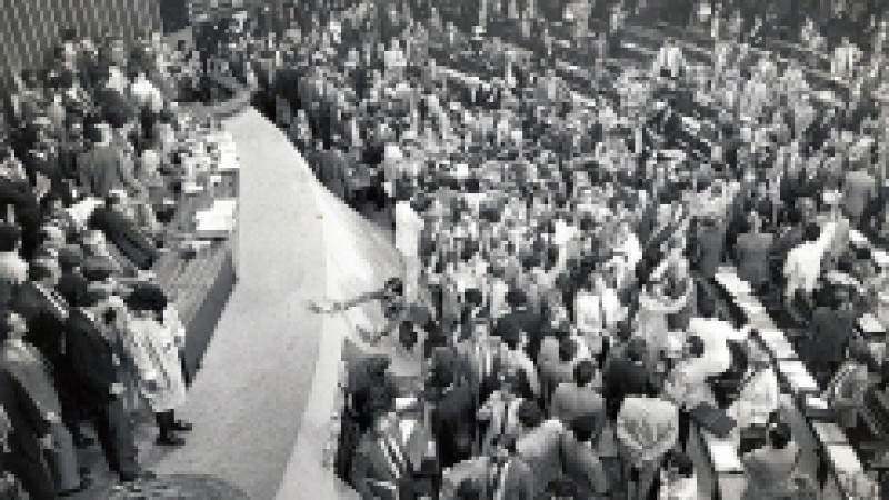 Chamada de cidadã, a Constituição Federal do Brasil completa, neste mês de outubro, 25 anos de sua promulgação. Ela representa um passo decisivo para a construção do mais longo período democrático do país. A sétima constituição do país foi promulgada em
