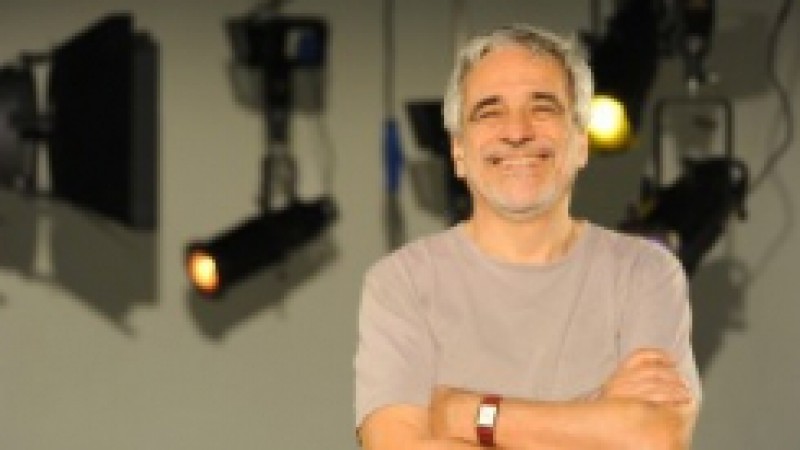 O programa Diverso desta sexta-feira (14), às 17h30, na TVE, traça um perfil de um dos mais importantes diretores de teatro do Brasil, que também se dedica às artes de escrever e atuar. O cearense Aderbal Freire-Filho tem no currículo mais de 100