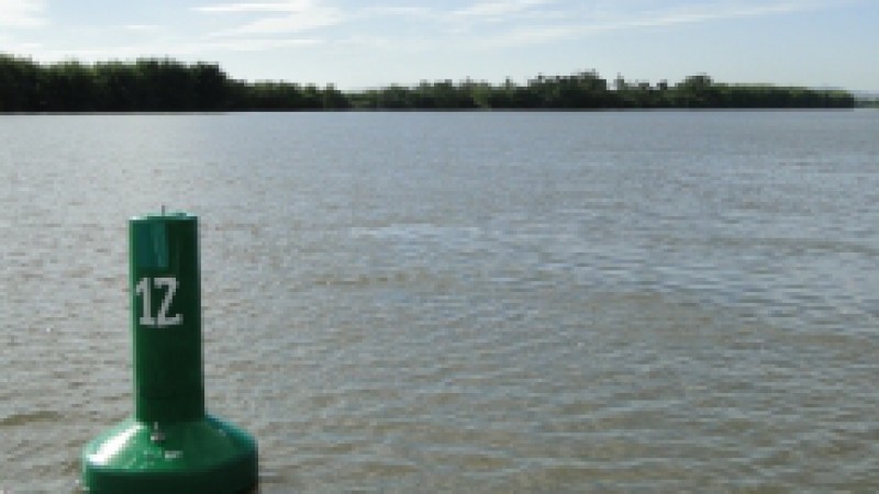 A Superintendência de Portos e Hidrovias (SPH) investiu cerca de R$ 100 mil reais na reposição de boias depredadas em canais de navegação localizados no Delta do Jacuí, Lagoa dos Patos e acesso ao Porto de Pelotas. Nesta sexta-feira (8), foram trocadas
