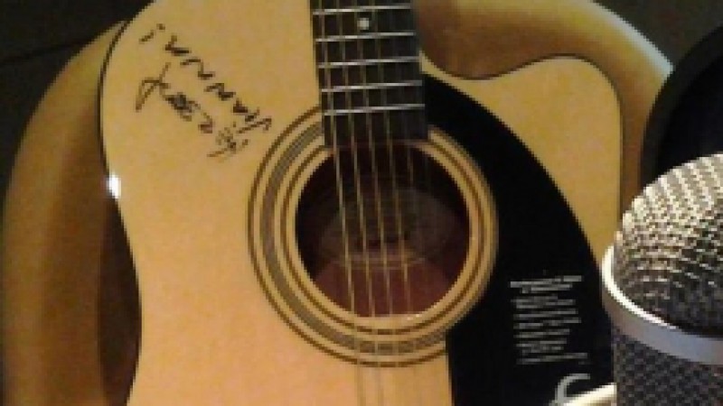 O programa Conversa de Botequim, que vai ao ar de segunda à sexta-feira, às 17h, na rádio FM Cultura 107,7, com produção e apresentação de Luiz Henrique Fontoura, está presenteando os ouvintes com um violão Epiphone autografado pelo músico Herbert