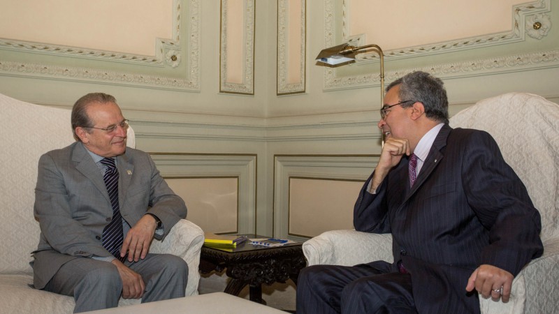22.01.14 Governador Tarso Genro recebe o Embaixador da Argélia, Djamel-Eddine Bennaoum no Palácio Piratini