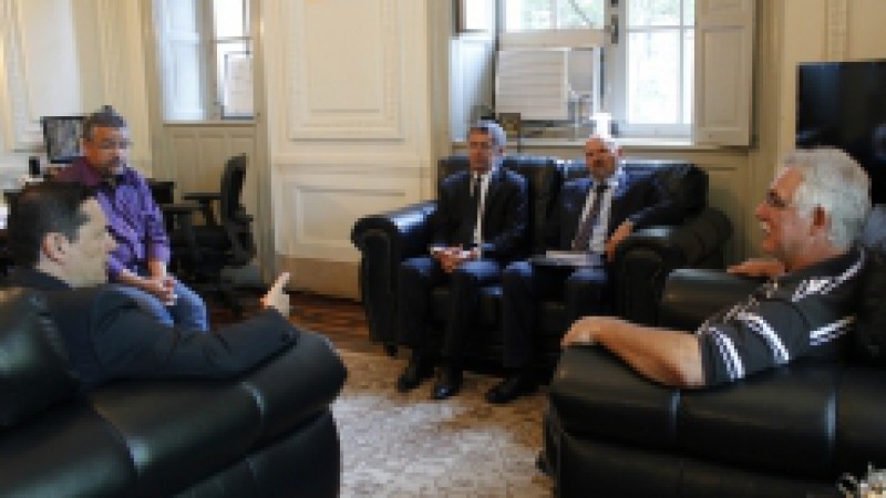 O vice-governador Beto Grill recebeu nesta sexta-feira (17) em seu gabinete o prefeito de Viamão, Valdir Bonatto, e o diretor do resort Vila Ventura, Samuel da Silveira. Acompanhado do coordenador executivo do Comitê Gestor da Copa do Mundo (CGCopa),