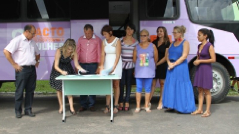 Dando continuidade às ações da Secretaria de Políticas para as Mulheres que integram o programa Verão Numa Boa, Palmares do Sul recebeu, nesta quinta-feira (20), o Ônibus Lilás para atendimento às veranistas e moradoras das comunidades rurais. Até o dia
