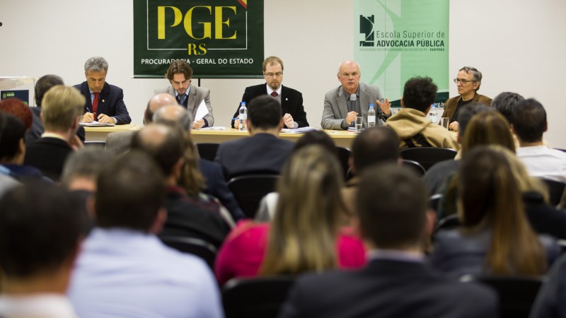 PORTO ALEGRE, RS, BRASIL, 22.07.14: Palestra seguida por debate na PGE com o tema, democratização da mídia. Compõem a mesa o jornalista Juremir Machado, o presidente da Fenaj Celso Schröder, o procurador-geral do Estado Carlos Henrique Kaiper, o