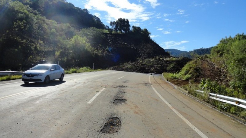 A construção do desvio na RSC 153, no Vale do Rio Pardo, para permitir a circulação de veículos interrompida pelo deslizamento de terra, deve iniciar na próxima semana