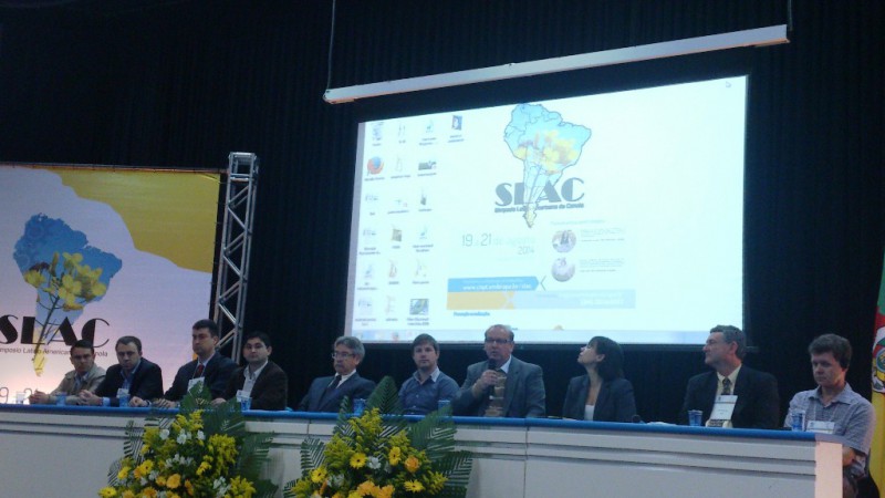 Secretário adjunto da Agricultura, Aureo Mesquita falou sobre a cultura durante a abertura do Simpósio Latino Americano de Canola, em Passo Fundo