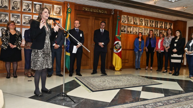 PORTO ALEGRE, RS, BRASIL, 24.09.14: O Tribunal de Contas do Estado do Rio Grande do Sul (TCE-RS) lança, em ato   a nova orientação sobre a fiscalização dos gestores municipais referente às Políticas Públicas para as mulheres. Fala da secretária Adriane