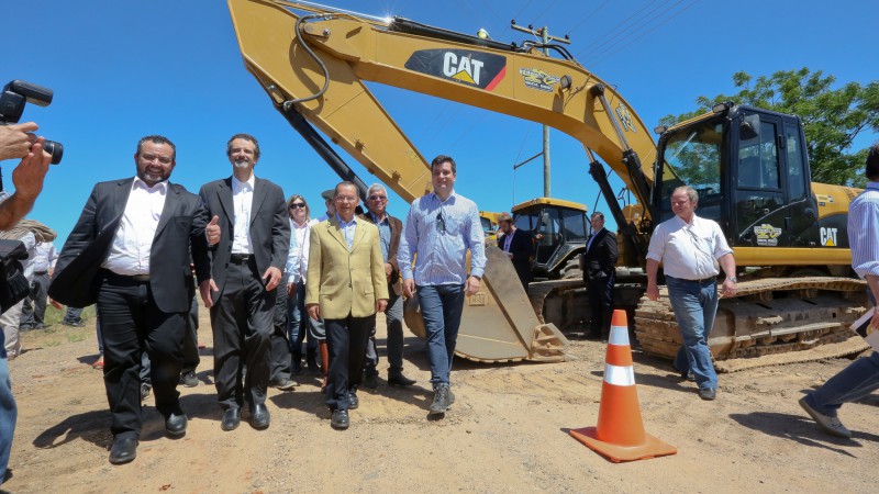 PANTÂNO GRANDE, RS, BRASIL, 22.10.14: Assinatura da ordem de início das obras de duplicação da BR-290, de Eldorado a Pântano Grande, com a presença do ministro dos Transportes, Paulo Passos, acompanhado dos secretários do Planejamento, Gestão e