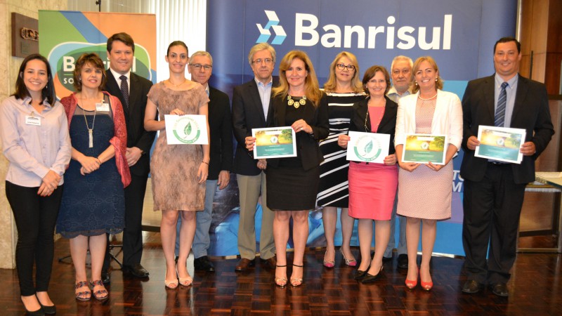 Representantes de três agências do Banrisul de Porto Alegre receberam o selo Certificação Loja Sustentável da CDL-POA