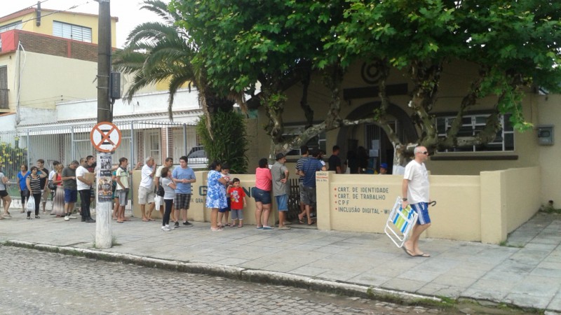 Moradores e veranistas podem solicitar a emissão Além de carteira de identidade, CPF, certidões negativas, consulta a título de eleitor e utilizar wi-fi para acesso à internet