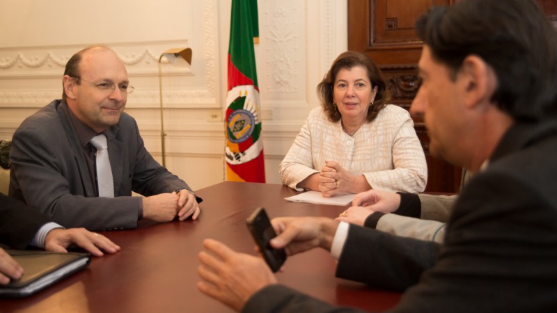 PORTO ALEGRE, RS, BRASIL 19.08.2015: PORTO ALEGRE, RS, BRASIL 19.08.2015: Secretária de Políticas Sociais, Maria Helena Sartori recebeu, na tarde desta quarta-feira(19), o secretário de Trabalho e do Desenvolvimento Social, Miki Breier, e o presidente