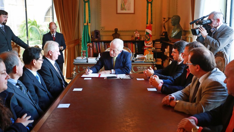 PORTO ALEGRE, RS, BRASIL 27.04.2016: O vice-governador José Paulo Cairoli, o secretário do Desenvolvimento Econômico, Ciência e Tecnologia (Sdect), Fábio Branco e o diretor-presidente da Nenzo Industrial, Darci Giovanella, assinaram nesta quarta-feira
