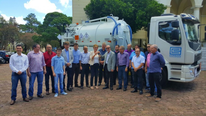 Veículo limpa fossa reforçará atendimento da Corsan em Santa Cruz do Sul