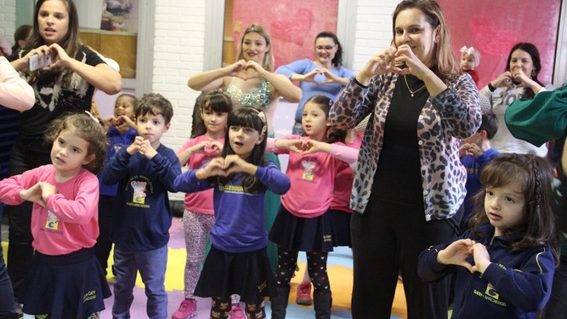 Escola do Centro Administrativo celebra Dia das Mães com arte e dança