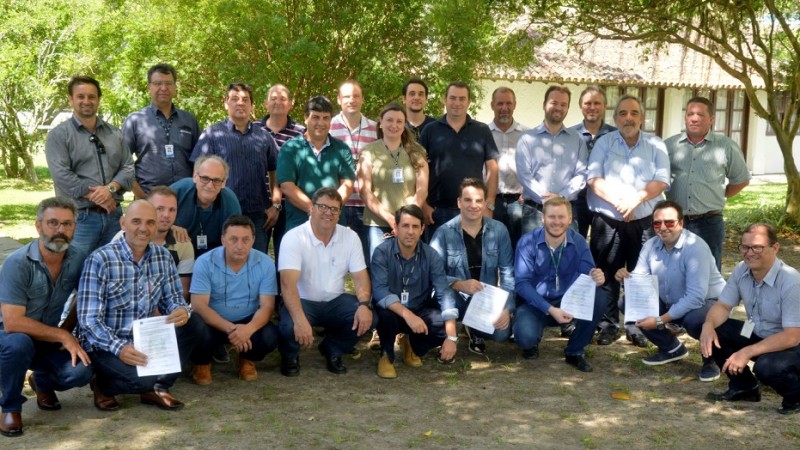 Técnicos responsáveis pela execução de convênio que garante acesso à água a agricultores em situação de vulnerabilidade