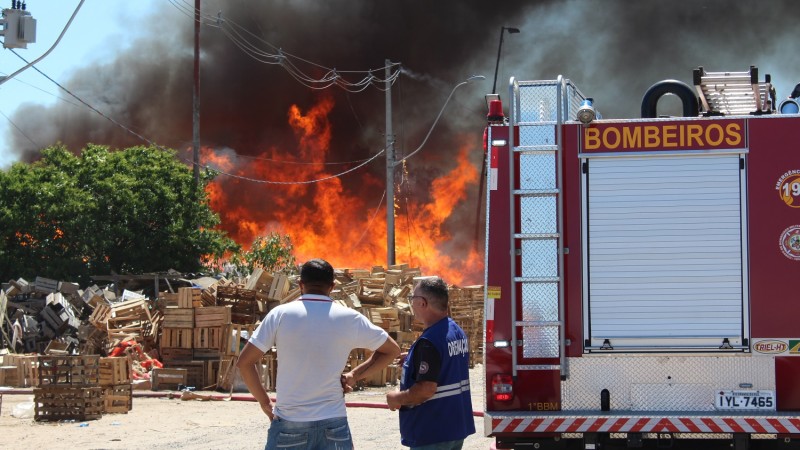 Incêndio de grandes proporções atingiu área externa do complexo, junto à Avenida Fernando Ferrari