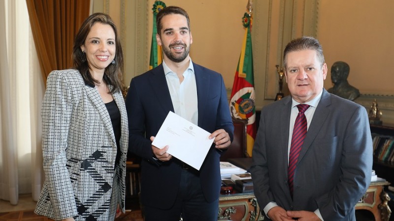 PORTO ALEGRE, RS, BRASIL, 16/04/2019 - O governador Eduardo Leite receberá, no dia 30 de abril, a Medalha Tiradentes, maior honraria conferida pela Polícia Civil gaúcha. O convite foi entregue na manhã desta quarta-feira (17) pela chefe de Polícia, deleg