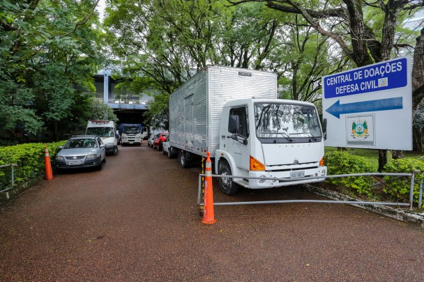 PORTO ALEGRE, RS, BRASIL, 23/05/2019 - Na manhã desta quinta-feira (23/5) caminhões de prefeituras do interior do Estado foram carregados com doações da Campanha do Agasalho na Central de Doações da Defesa Civil. Fotos: Felipe Dalla Valle/Palácio Piratini