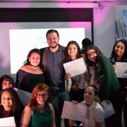 Formandos e professores em momento de confraternização com o secretário Paladini, da SJCDH 