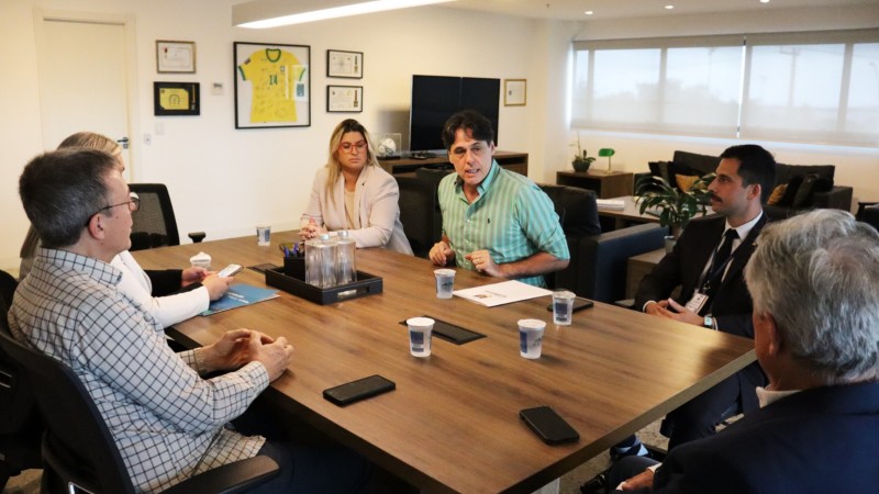 danrley entrega documento de apoio do governo a POA para sediar copa feminina