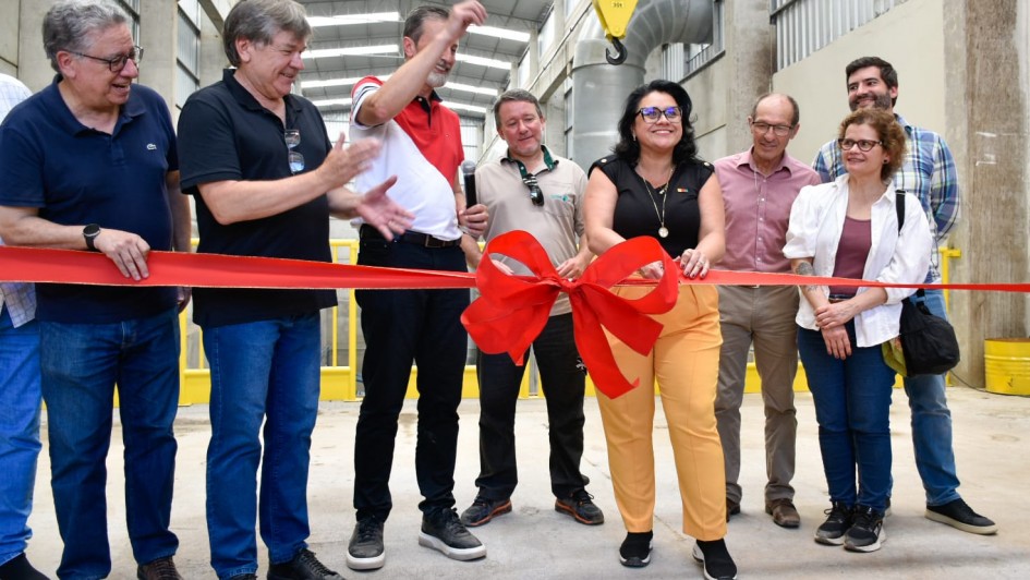 Foto mostra a secret&aacute;ria do Meio Ambiente e Infraestrutura, Marjorie Kauffmann, entre participantes de ato na Pequena Central Hidrel&eacute;trica Saltinho