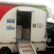 Foto mostra a parte externa da unidade m&oacute;vel de sa&uacute;de.
