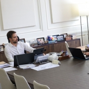 Foto mostra o governador Eduardo Leite em reuni&atilde;o com o secret&aacute;rio-executivo do Programa RS Seguro, delegado Ant&ocirc;nio Padilha. Eles est&atilde;o sentados numa mesa de reuni&atilde;o, com notebooks a frente deles. 