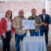 Foto mostra o vice-governador Gabriel Souza segurando o documento assinado com o prefeito. Outras autoridades est&atilde;o juntos na foto e aplaudem o ato.